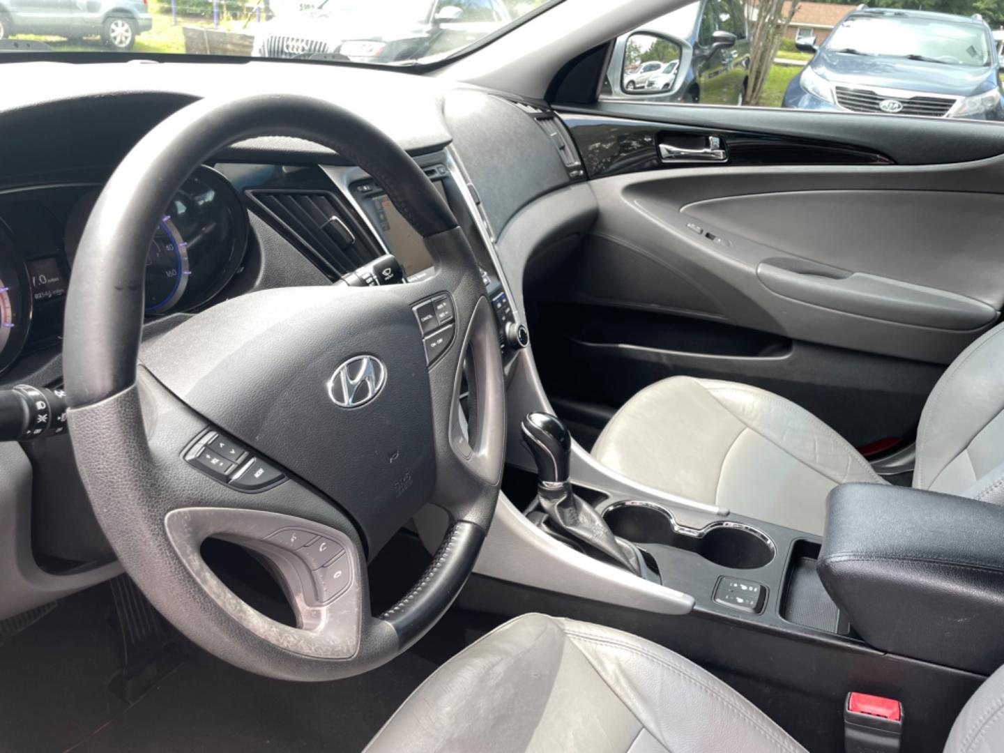 2013 SILVER HYUNDAI SONATA SE (5NPEC4AC6DH) with an 2.4L engine, Automatic transmission, located at 5103 Dorchester Rd., Charleston, SC, 29418-5607, (843) 767-1122, 36.245171, -115.228050 - Clean Interior with Leather, Double Sunroof, Navigation, Backup Camera, CD/AUX/Sat/Bluetooth, Dual Climate Control, Power Everything (windows, locks, seats, mirrors), Heated Seats, Push Button Start, Keyless Entry, Alloy Wheels. Local Trade-in!! Located at New Life Auto Sales! 2023 WINNER for Post - Photo#19